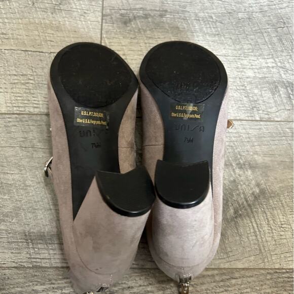 Unisa - Mary Jane chunky heel- straps- silver hardware 7.5- gray suede material - Picture 6 of 8